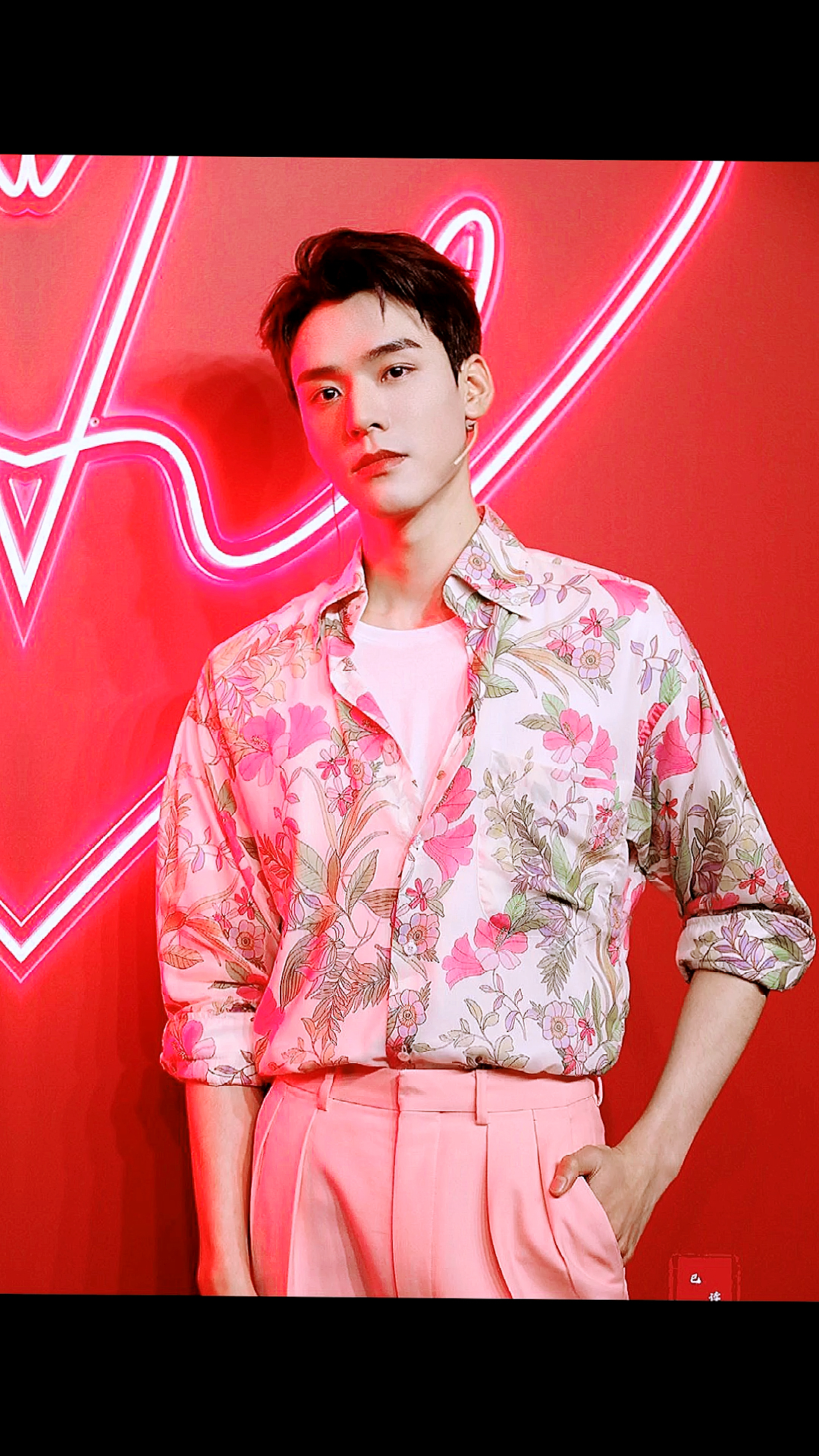 龚俊粉色花花衣服#第一次见到一个男人把粉色驾驭得很好