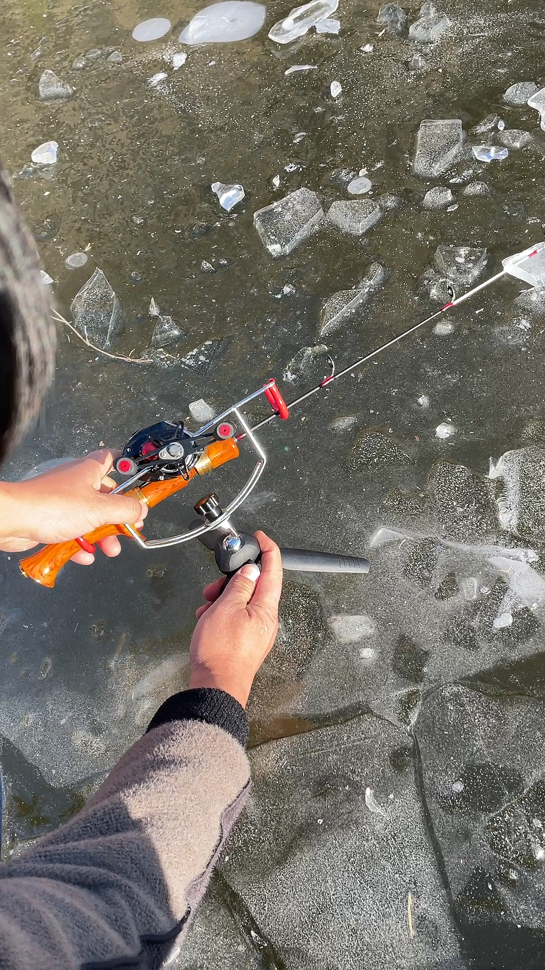 冬天钓鱼就要用冰钓竿