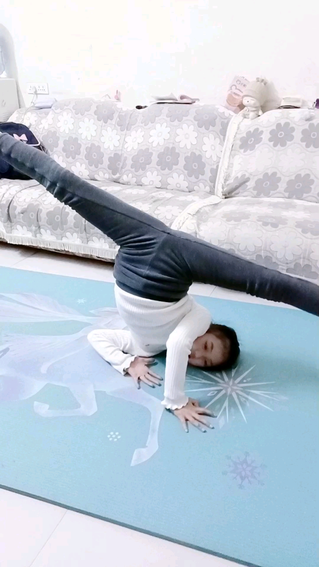 侧肩倒立,真的太难控住了,加油宝贝