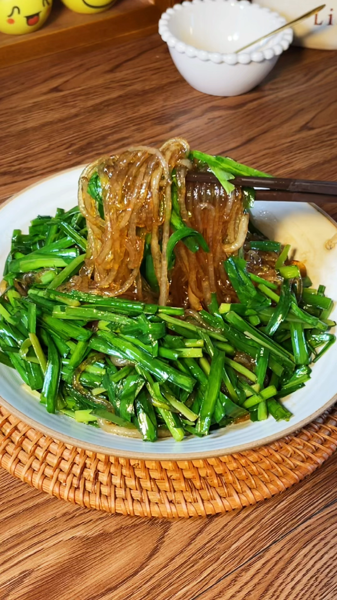 在家做个拿手菜韭菜炒粉条看着简单你知道怎么做韭菜不出汤粉条不粘连