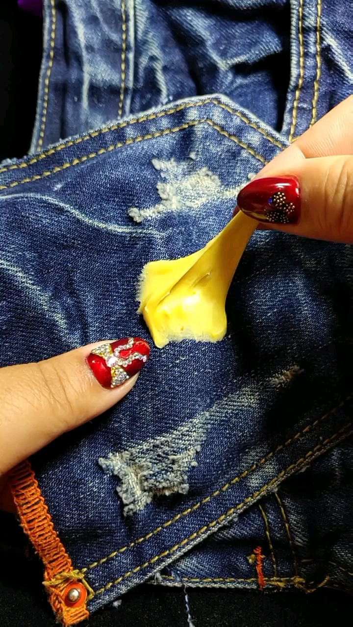裤子上沾到了口香糖教给你去除的好方法