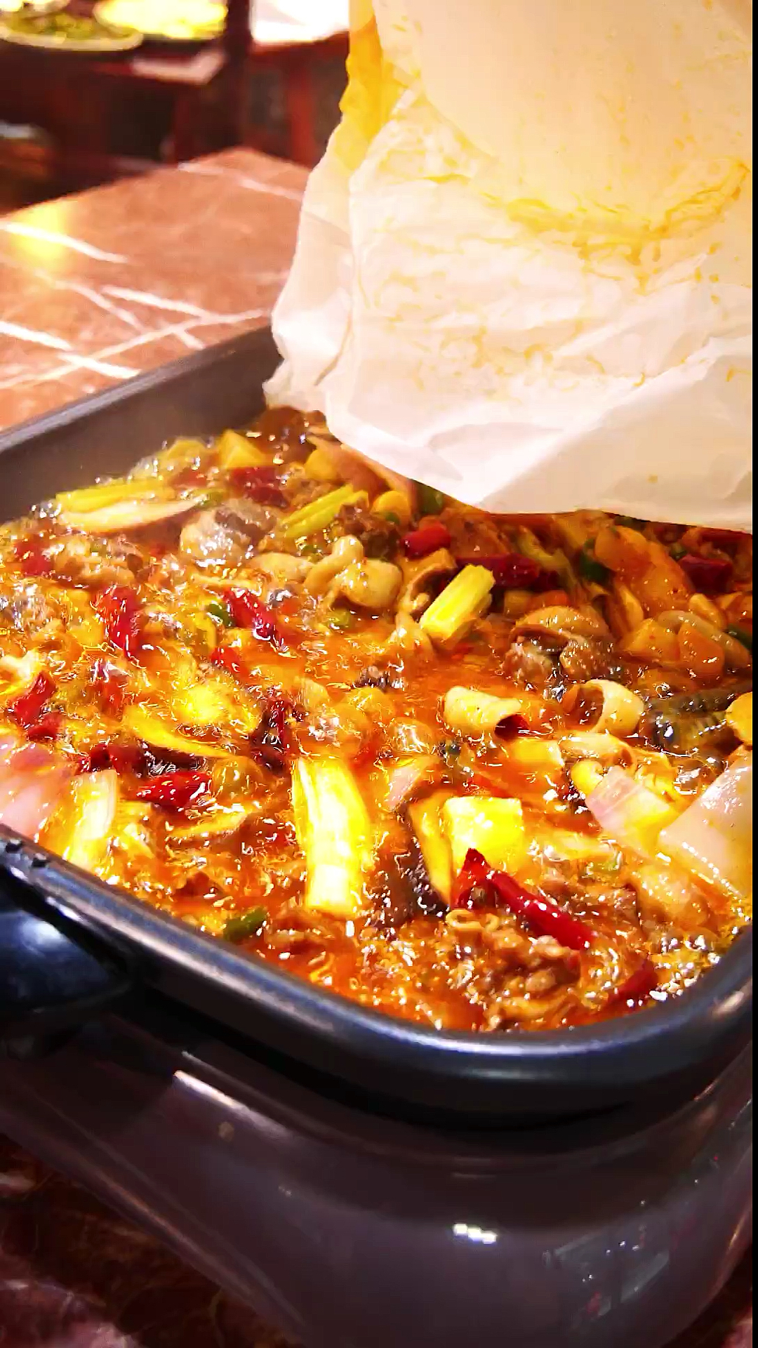 这才是纸包肥肠鸡的正确做法,一个专注做纸包系列的店,生意太好了,每