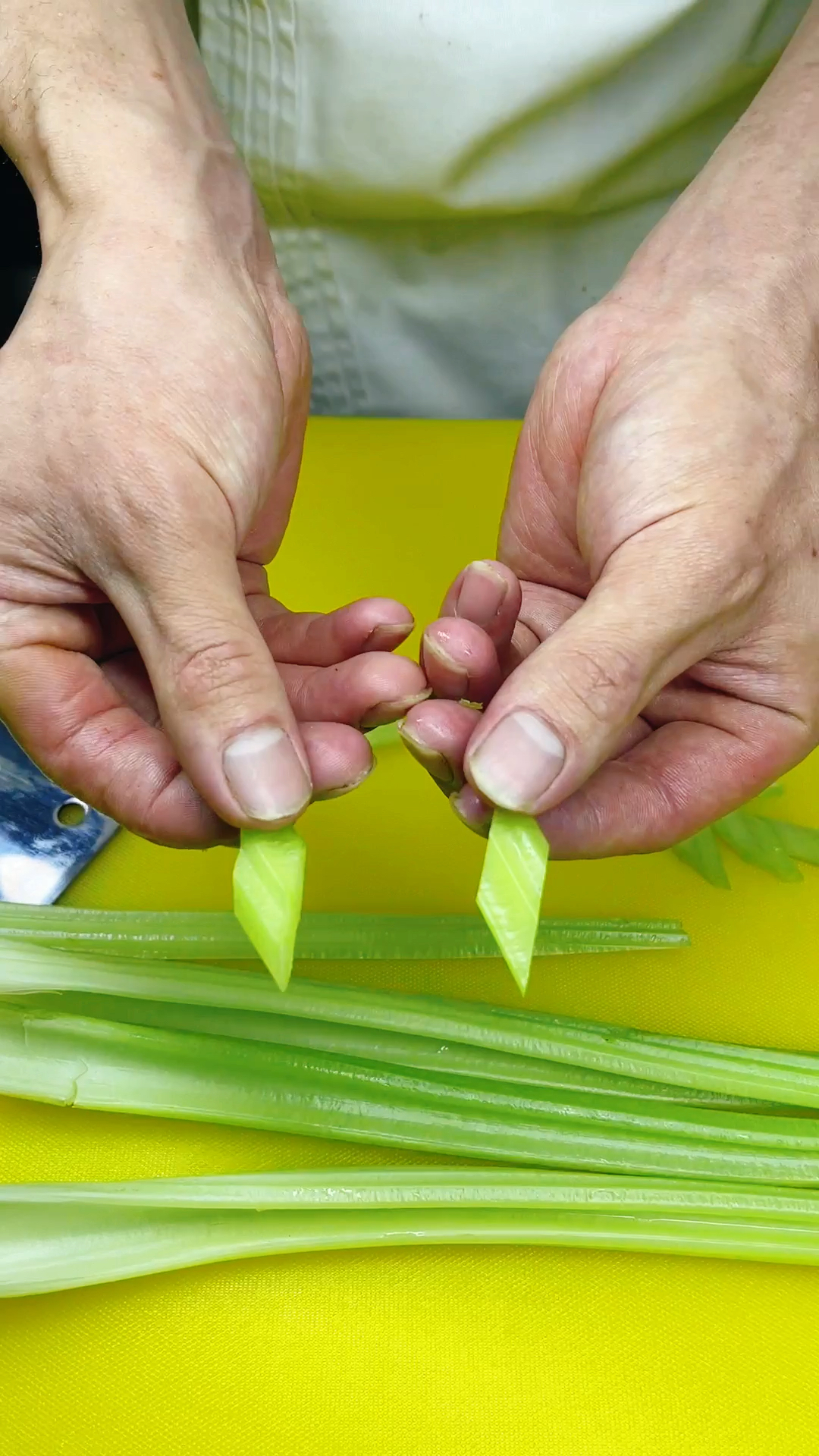 美食看中国#原来芹菜是这样切的