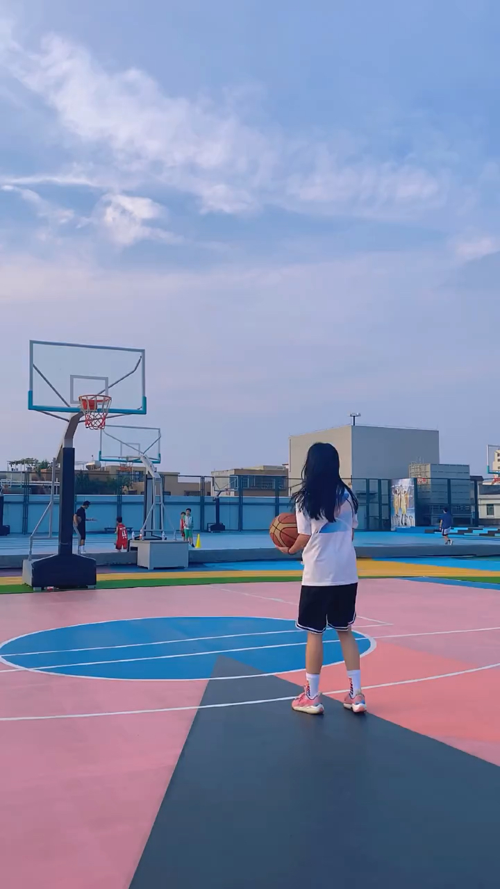 音为有你#属于我们的夏天来了打篮球的女生