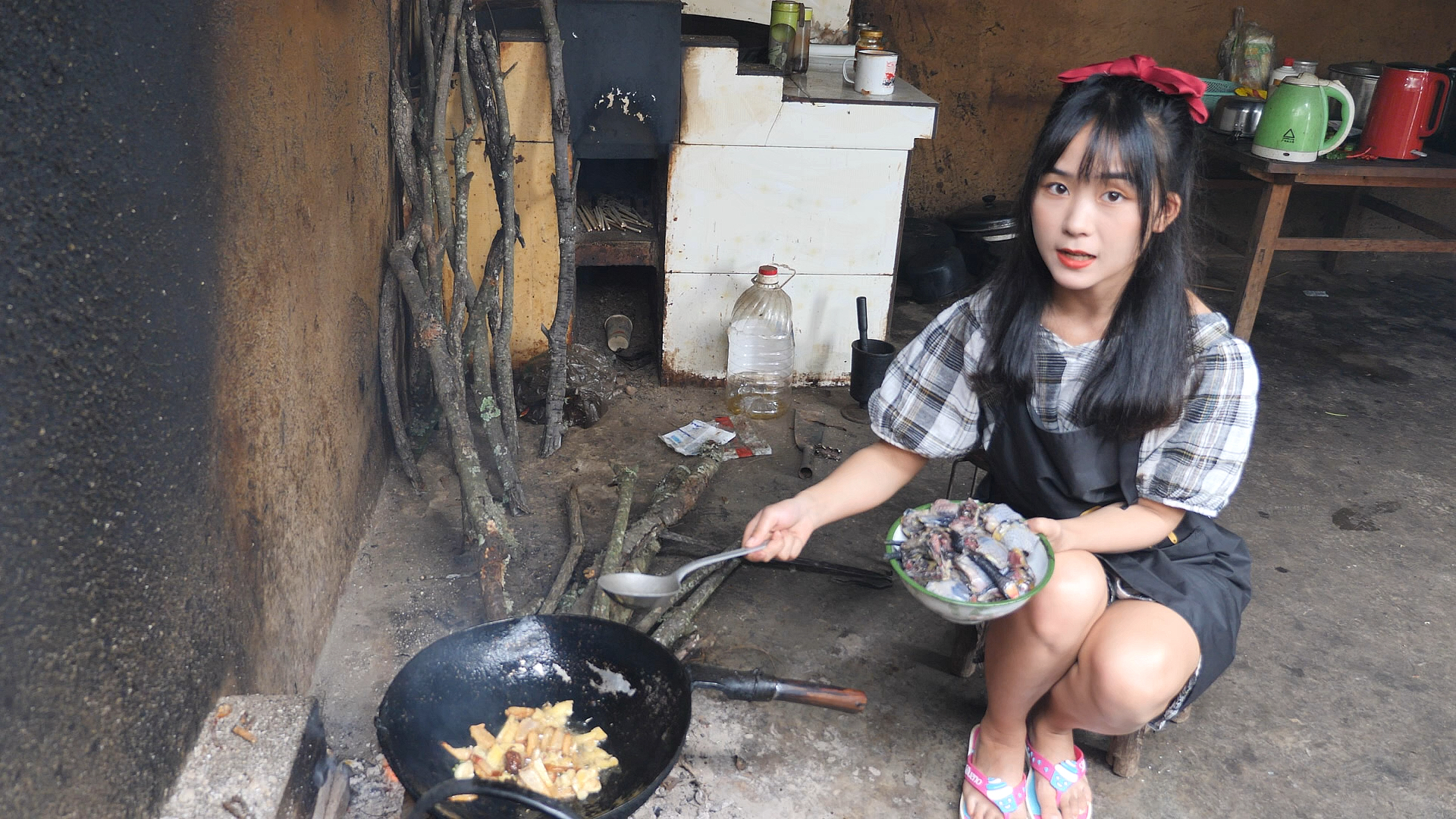 农村女孩的大山生活,你们愿意和他一起生活吗?