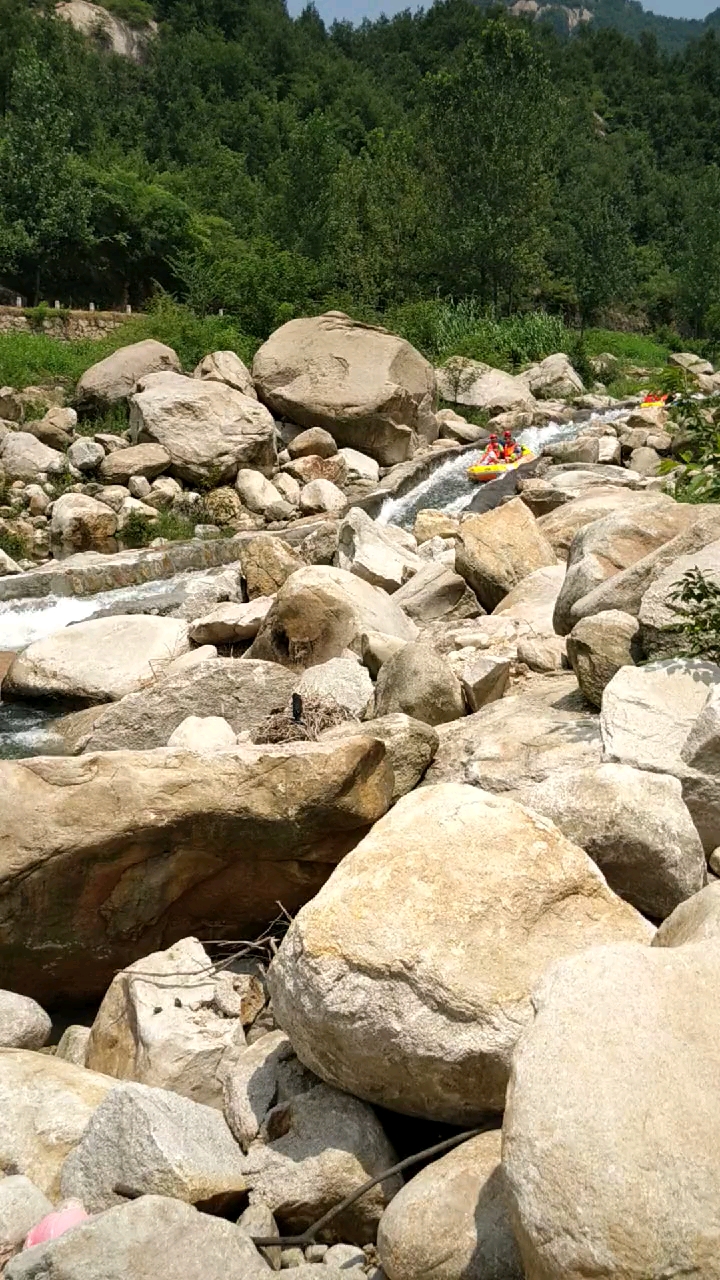 尧山天河漂流800米黑洞是特色