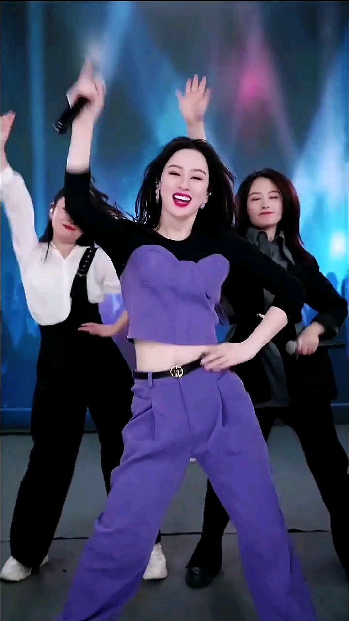 唐艺和其他主播演唱的彩虹团招牌歌《爱你一万年》,实力确实杠杠的!