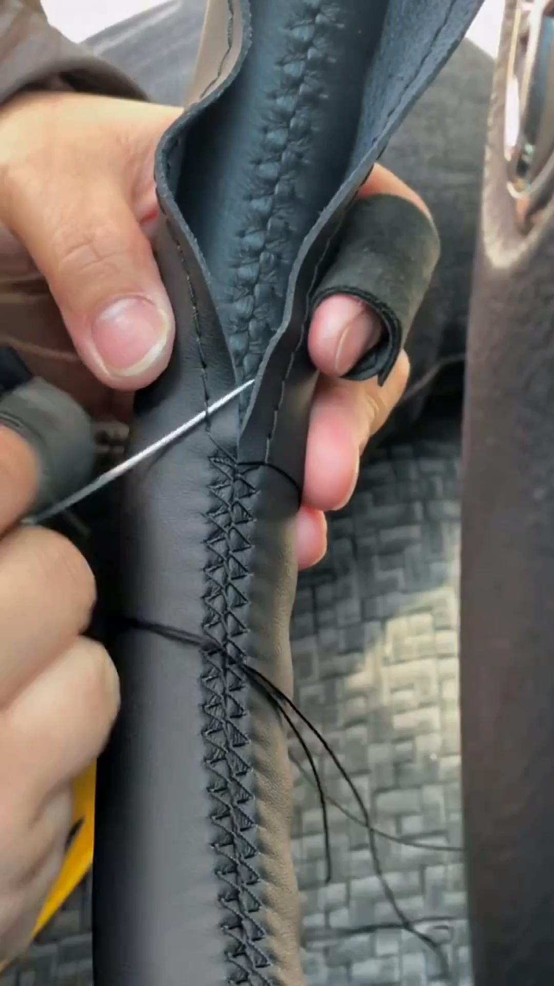汽车方向盘套缝线方法有很多,这是最简单的一种!