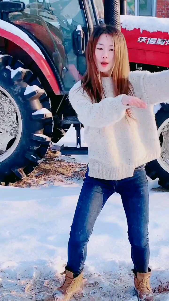 娜宝的拖拉机舞和这个拖拉机很搭啊!