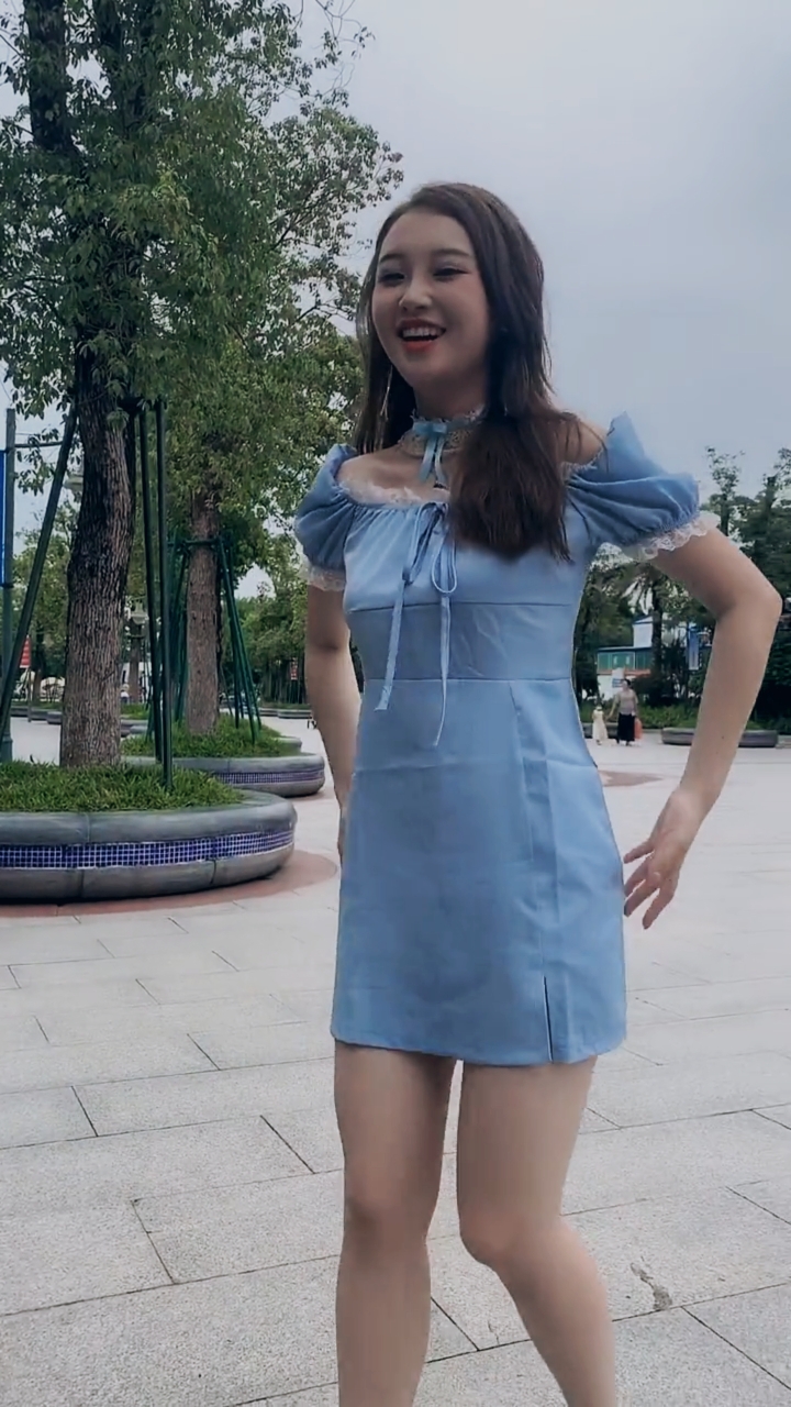 穿搭秀#邻家小妹,烫屁股了