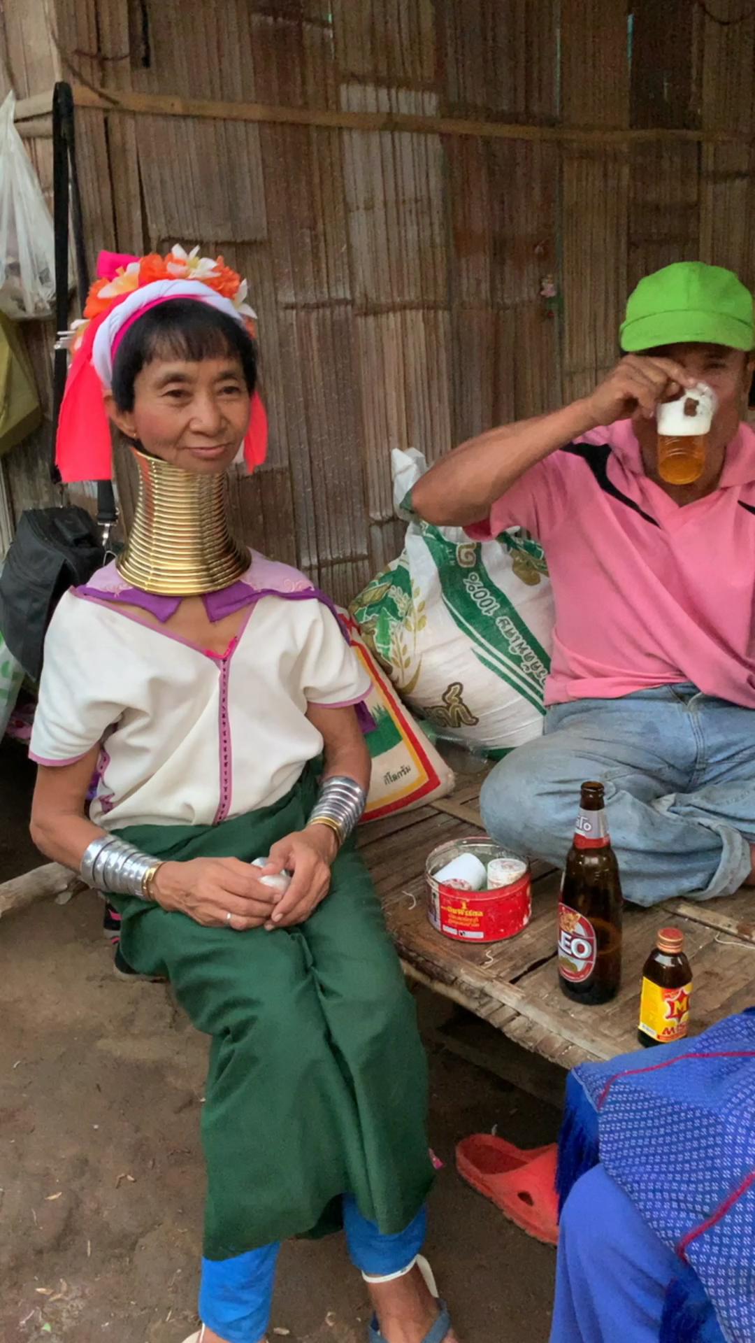 世界最长脖子和他的老公