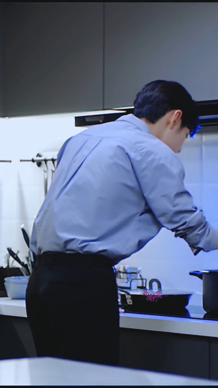 肖战#这两个背影,像极了我生病了,老公在厨房为我煮饭,我很想从背后