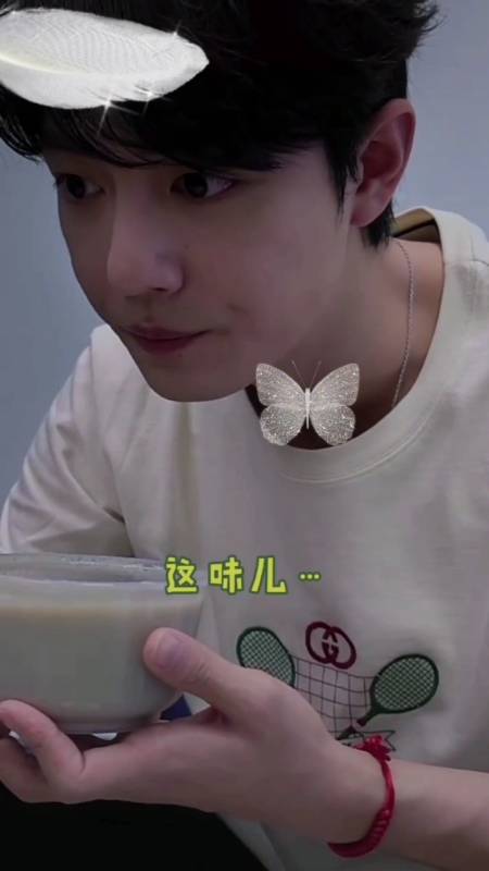 肖战#铁憨憨豆汁儿"好喝"到怀疑人生09:不知道和茄子比,他会更喜欢