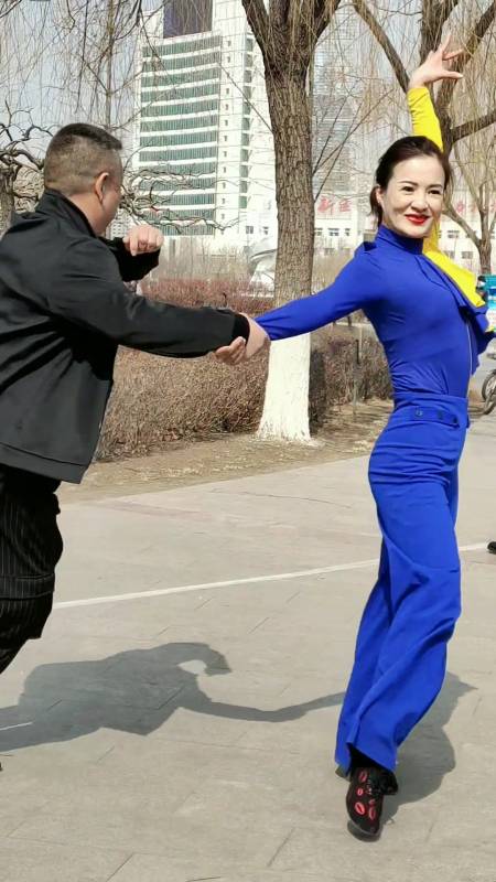 广场舞广场上跳舞的小媳妇是谁家的呀长得可真俊