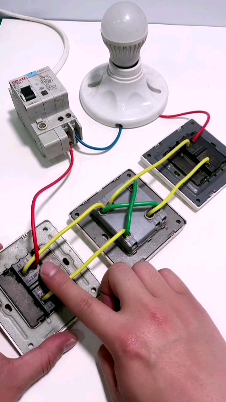 毕节水电维修钻孔#多控开关怎么接?(水电工技巧)