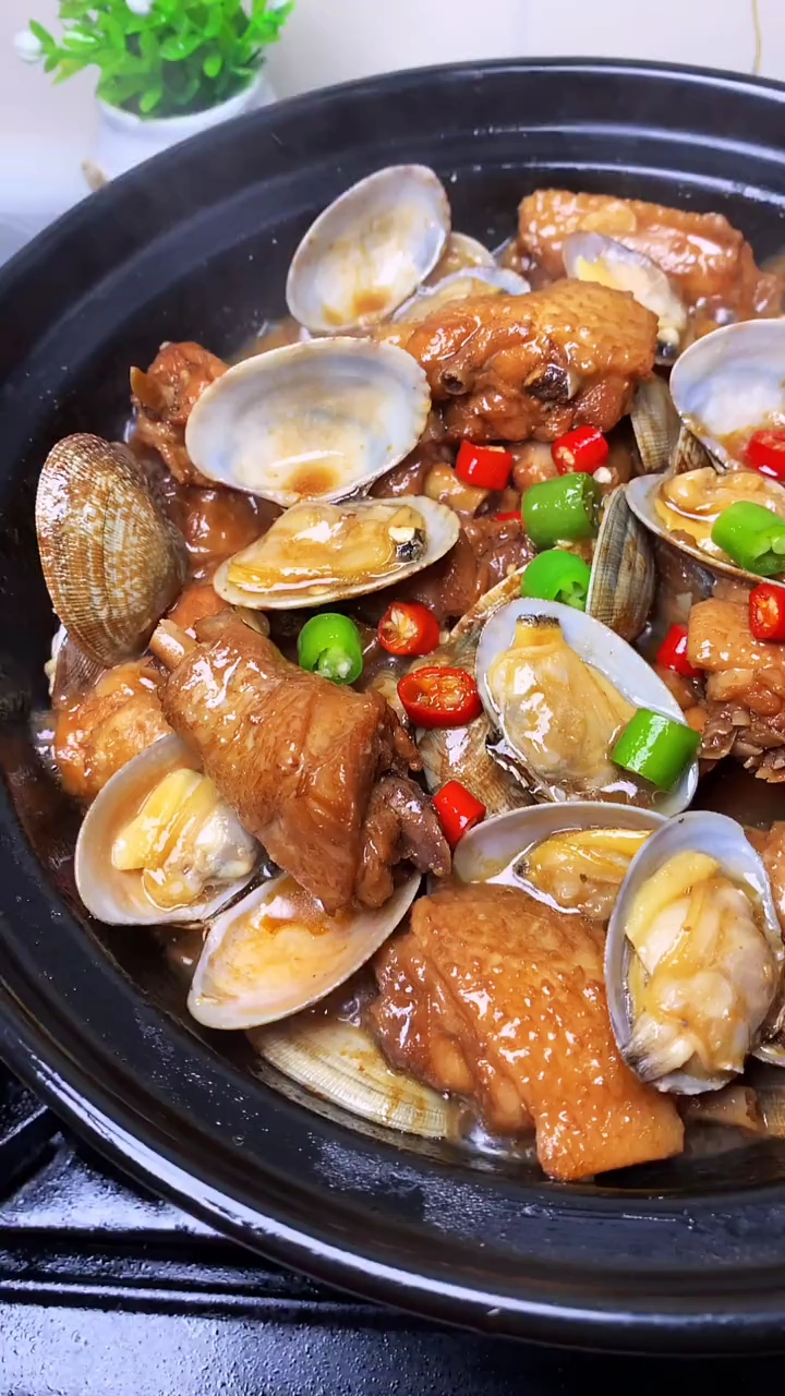 美食#不知道吃什么的时候,来一锅花甲鸡,鲜香味美,真的超好吃-度小视