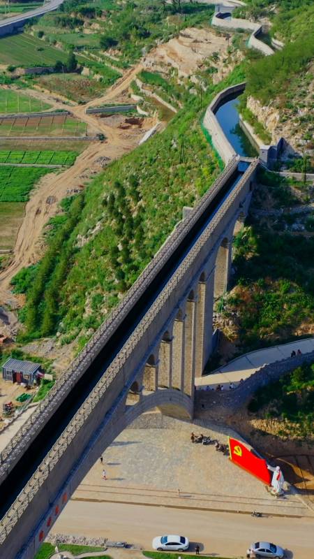 亚洲最大单跨石拱渡槽,用20000多块石料,30多万人手工修建完成!