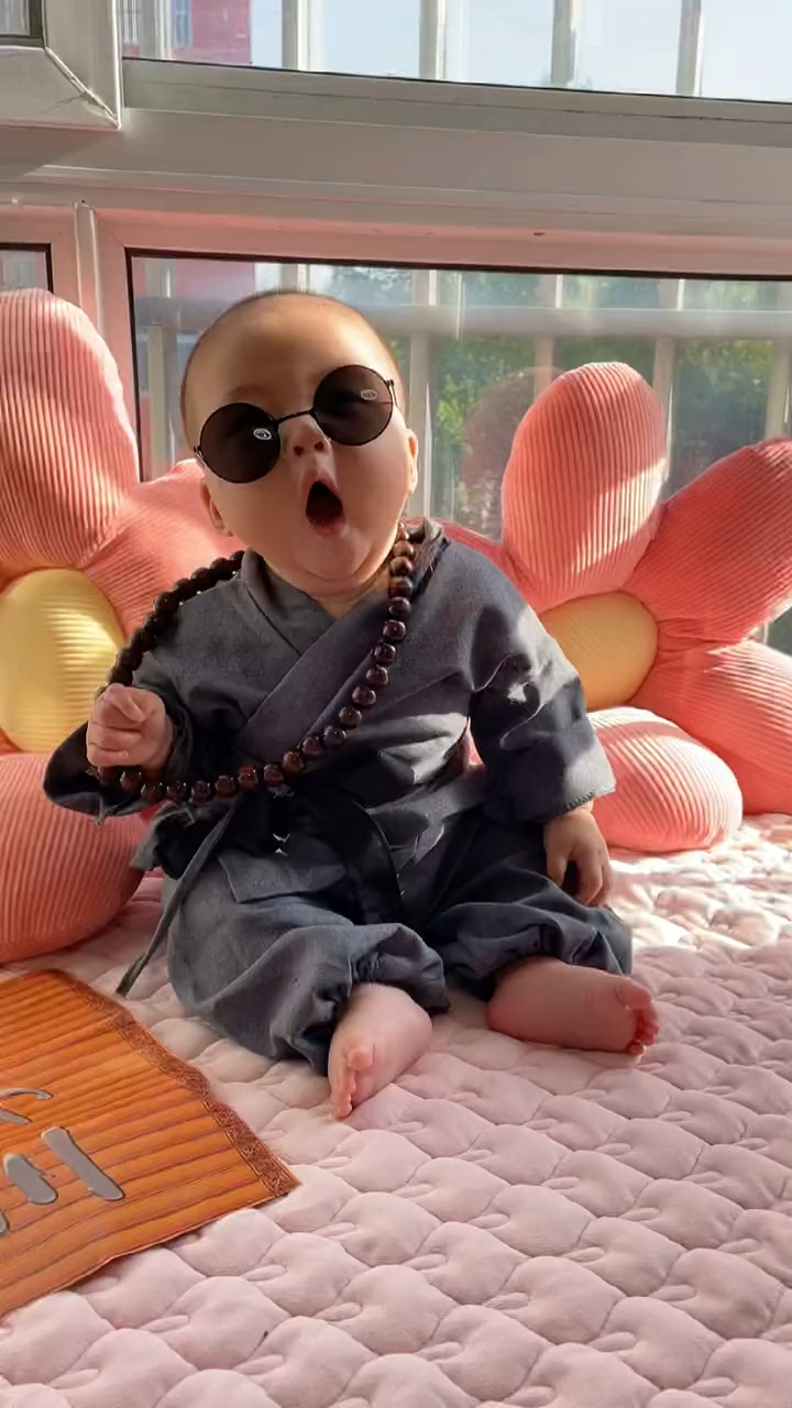 家有萌娃#娃娃儿:不知道我现在特别困吗,非让我起来营业,太烦了