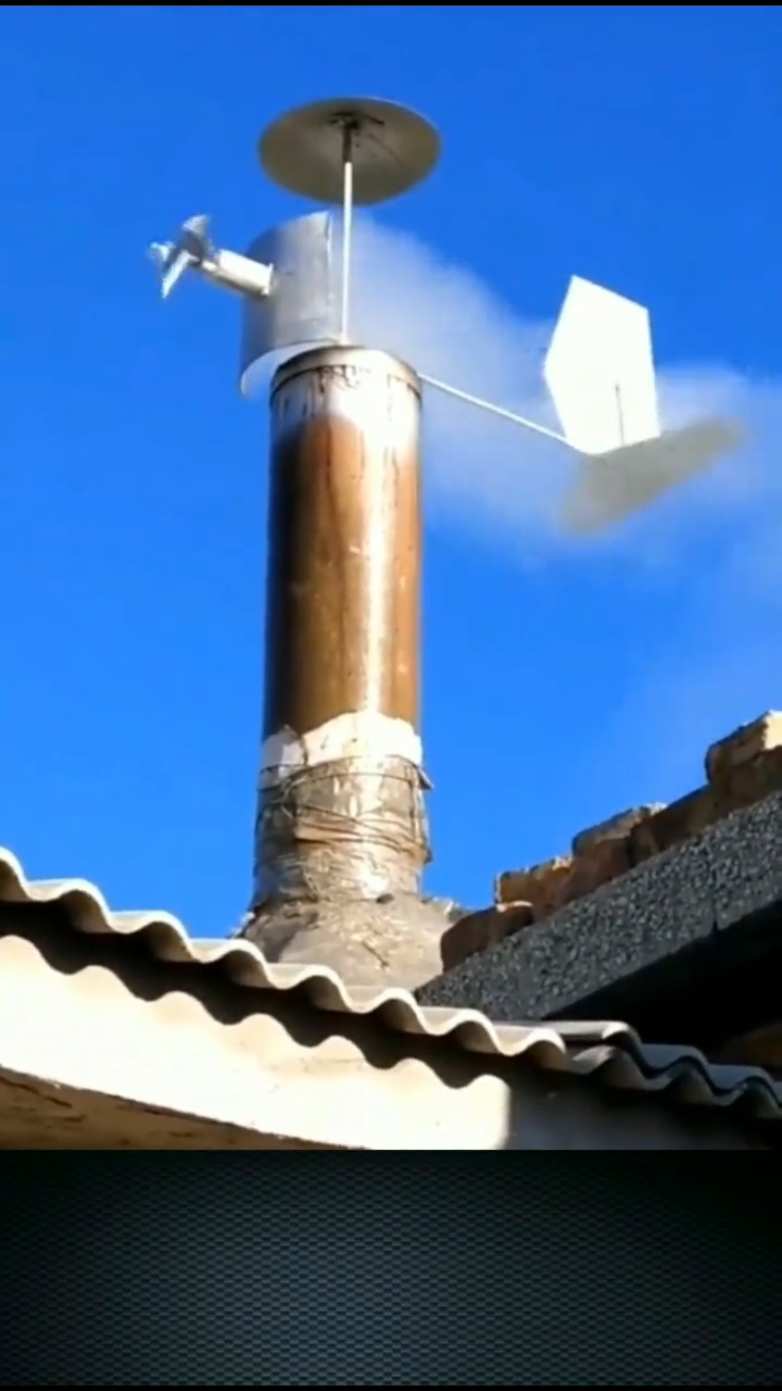 给老家的烟筒安装上挡风器,解决了阴天下雨倒烟的难题.