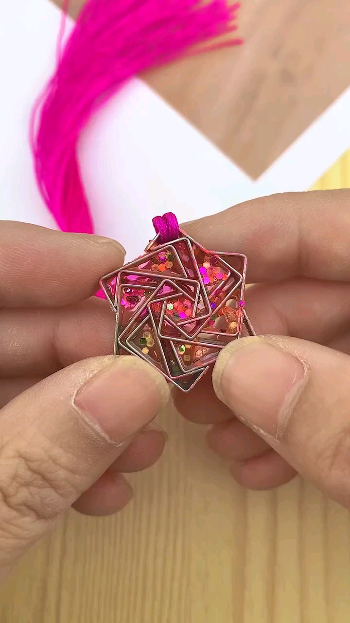 手工制作#用订书针做一个彩色玫瑰花,不用胶,不用粘就能卡住.