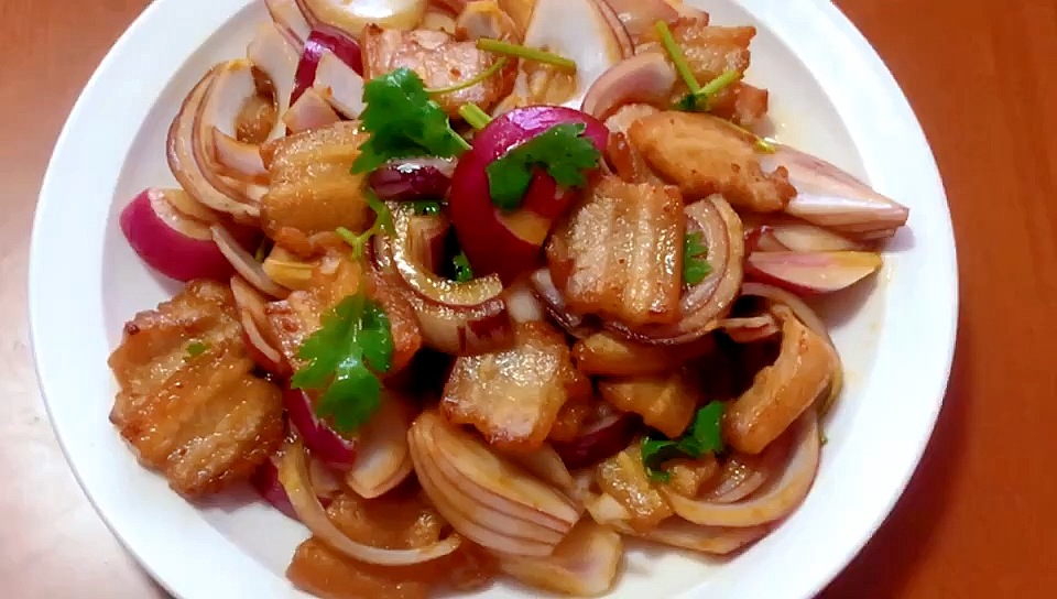 美食好吃到爆的洋葱头拌油脂渣简单易做全家人都爱吃