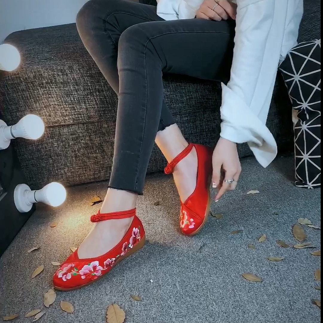 美女穿搭#老北京绣花鞋-连波,盘扣款,舒适