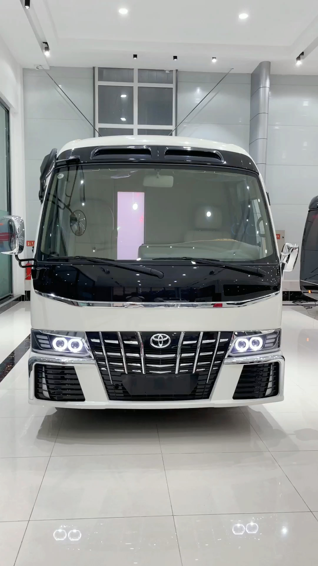 2021款丰田考斯特12座埃尔法蒙娜丽莎版