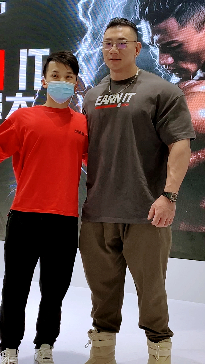 健美传说中的鹿神驾到人气火爆你们喜欢这位健美牛人鹿晨辉吗