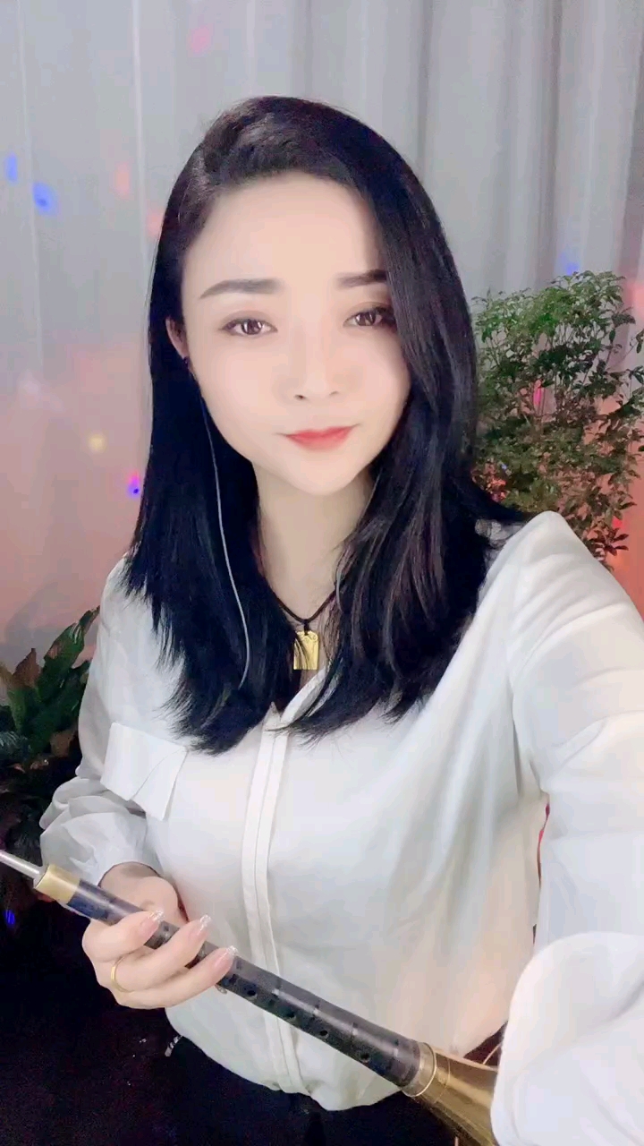 曼妞美女不愧是豫東年輕的嗩吶女高手,吹的真規矩