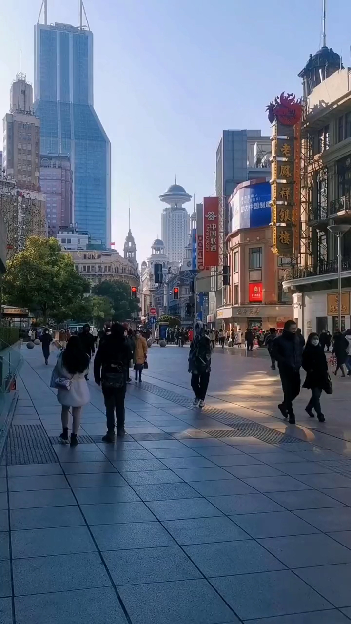 城市街景#上海南京路步行街,空气中弥漫着金钱的味道-度小视