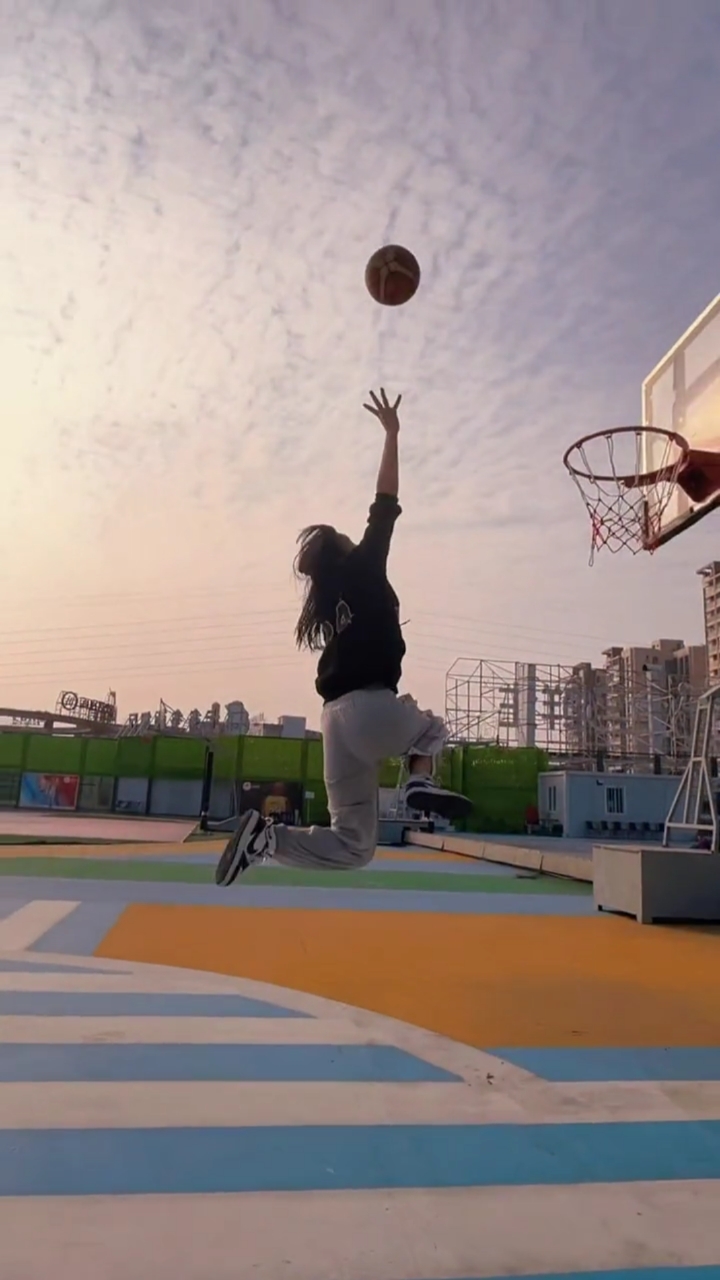 你扣篮的时候有点酷#女孩子扣篮也可以很帅
