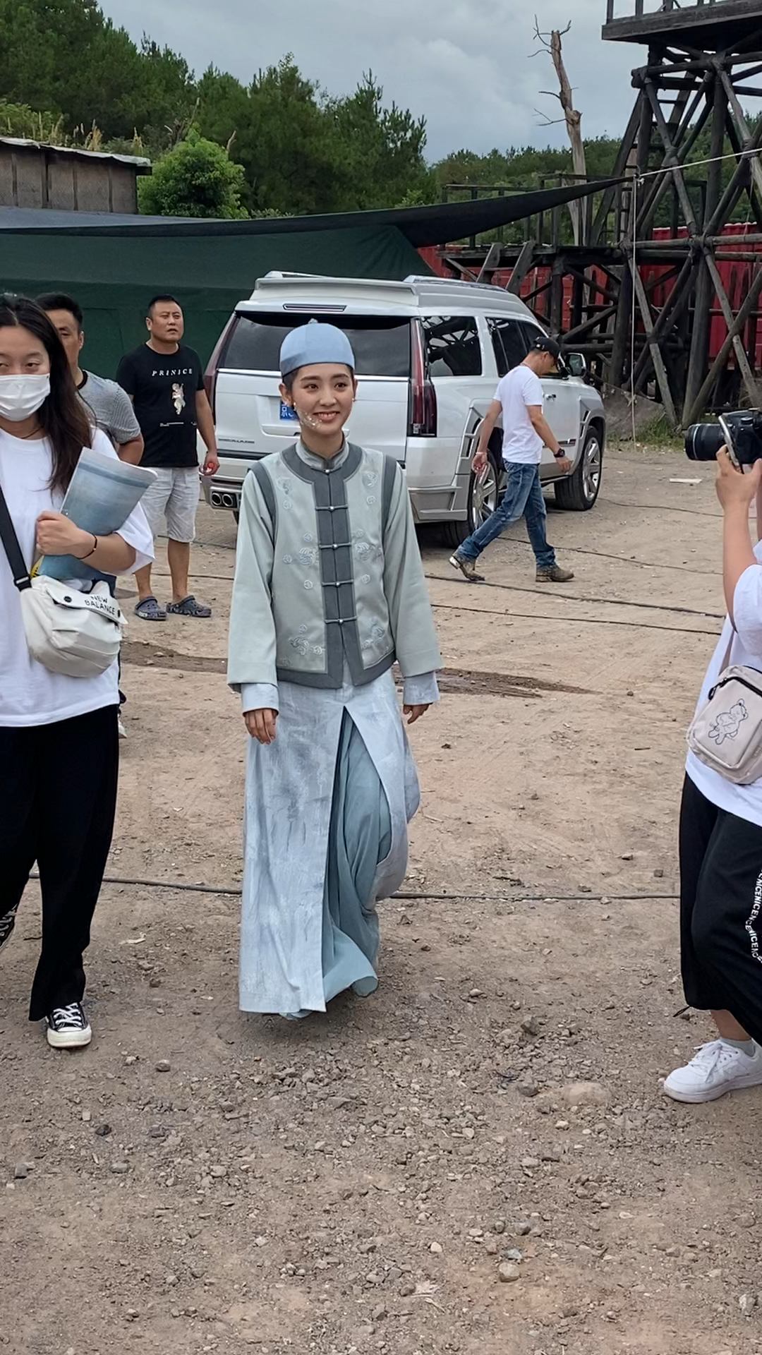 爱笑的邢菲给粉丝签名