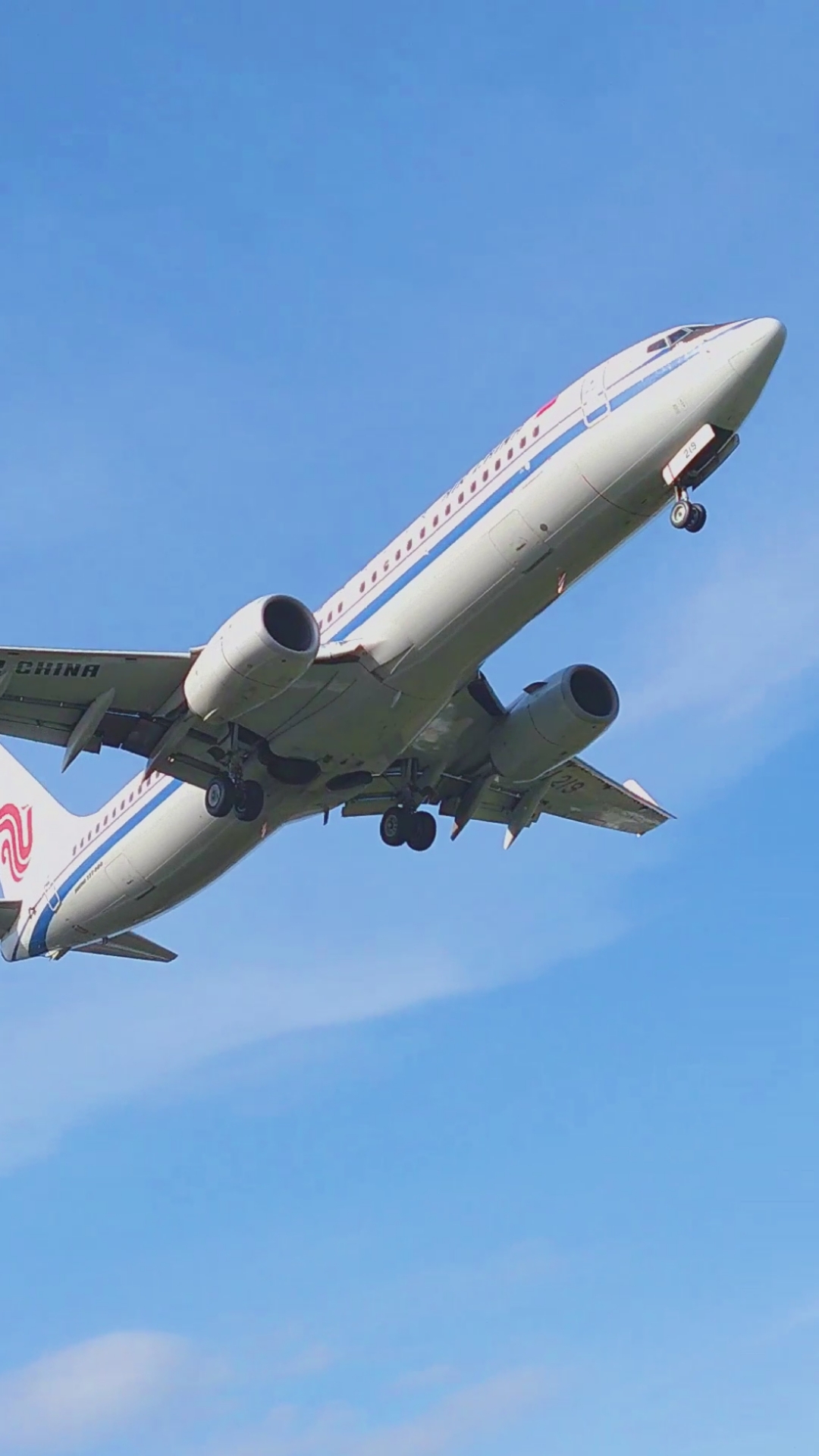 #飞机#实拍中国国际航空横穿马路瞬间,为数不多的场景.#飞机-全民小视