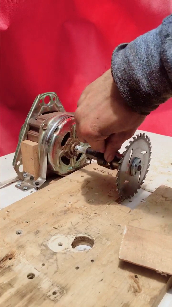 洗衣机电机改装小电锯,这小伙太有才了-度小视