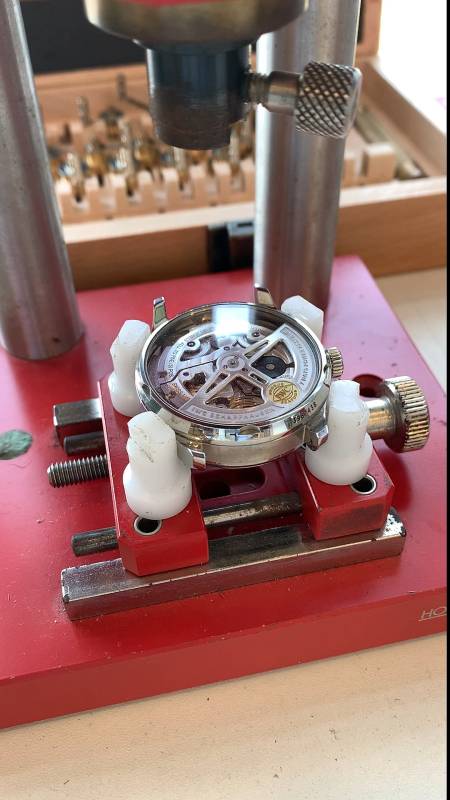 手表拧后盖看看是如何开盖的