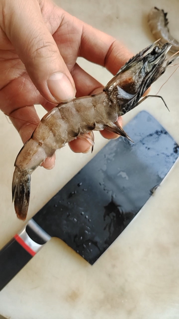 酒店放时间长的虾黑头啦,新来的大厨,这样一改刀价钱翻了两倍,你会吃