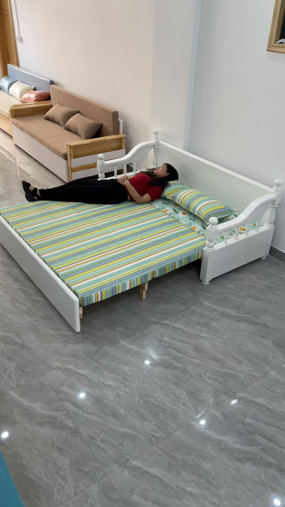 小户型首选沙发拉床家里来客人也不用担心睡不下了