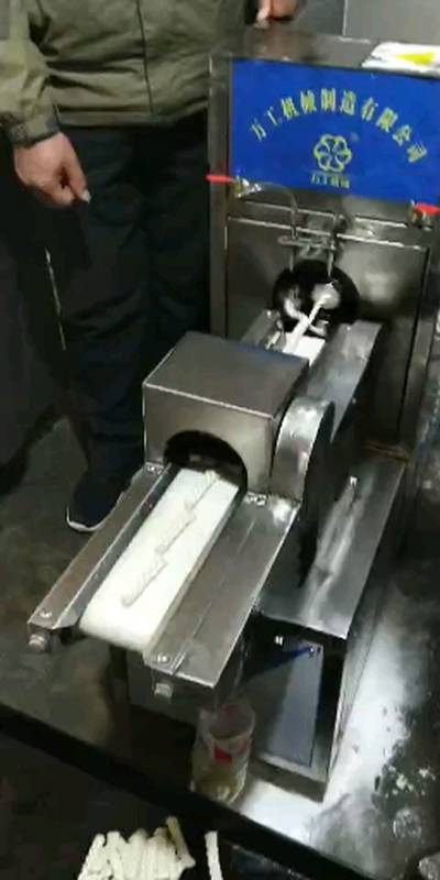 行业今天操作间给客户展示七代麻花机制作蜂蜜软麻花,出条光滑漂亮