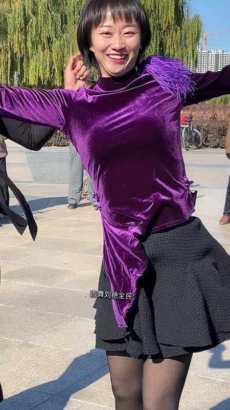 热门美女闪亮登场#小芳又有新舞伴儿啦