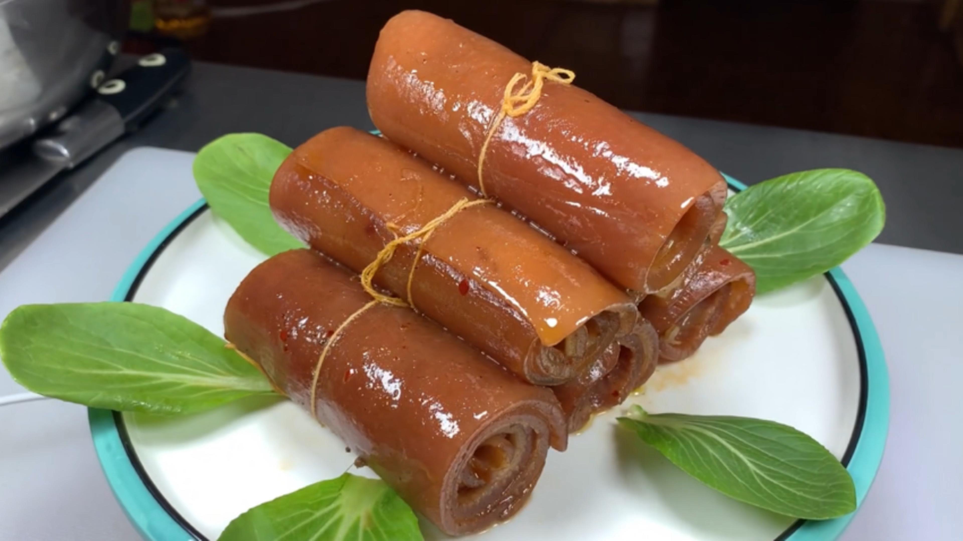 今天教你麻辣猪皮卷,软糯q弹可好吃了