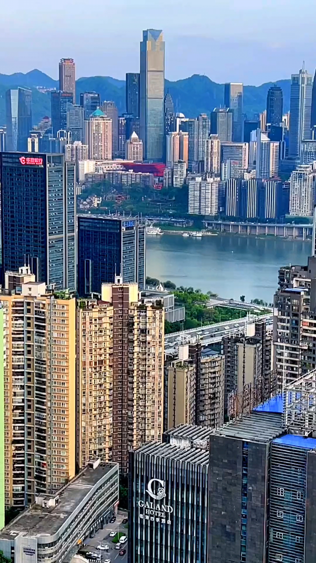 重庆:大都市高楼耸立,井然有序,特别壮观又震撼美!