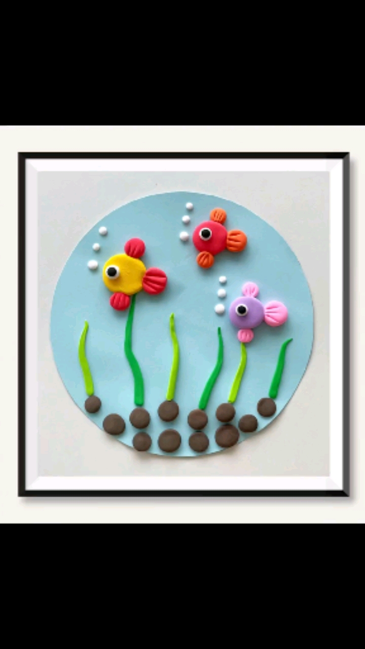 手工制作#适合幼儿园孩子做的粘土手工画【小鱼】收藏起来和孩子一起