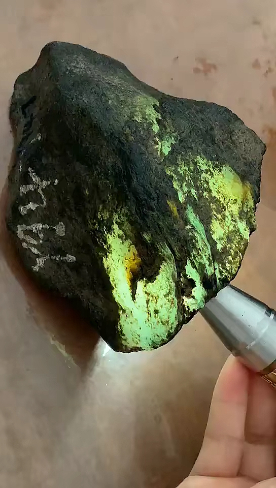 1.85公斤,老坑莫西沙,全身脱沙起白雾,压灯刚性非常强,高品质