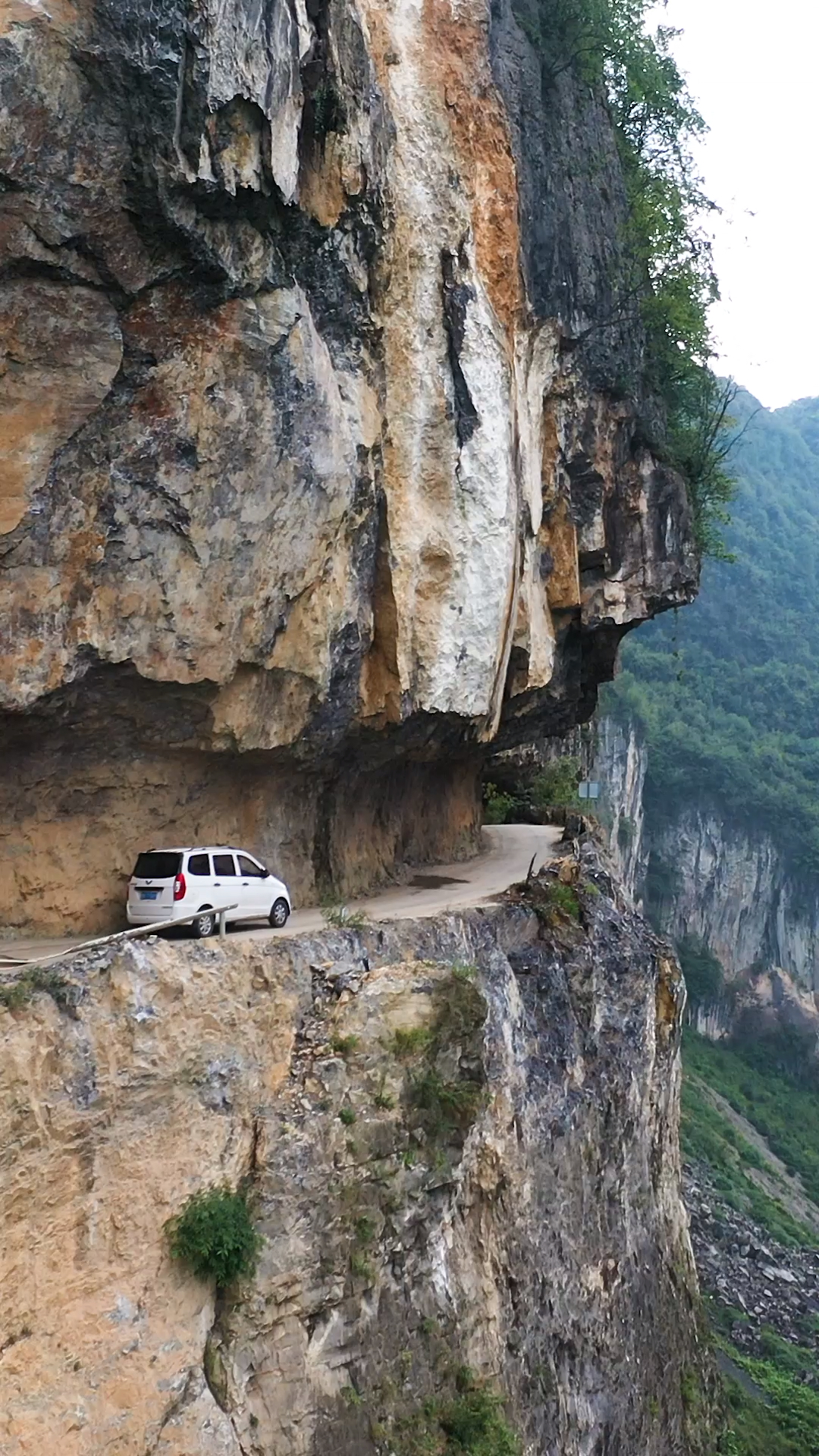 旅游进行时#贵州最危险的一条挂壁公路,看得我直冒冷汗
