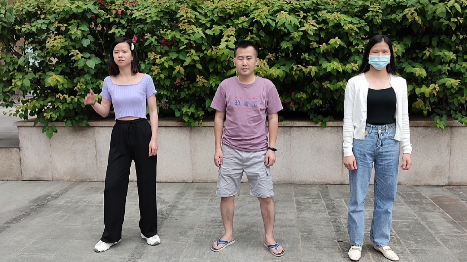 两位小姐姐和我一起跳猩猩舞