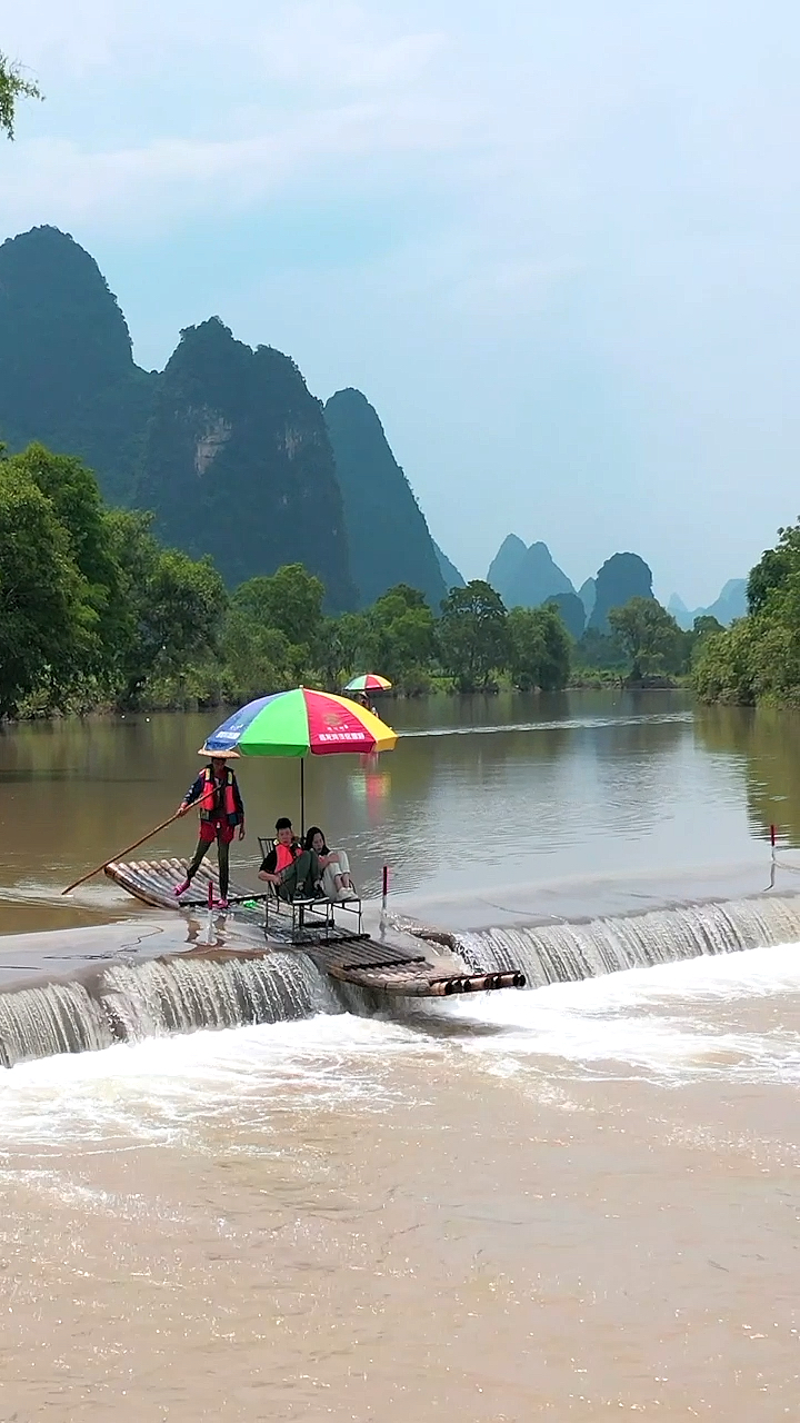 廣西陽朔遇龍河漂流,下雨後的樣子,你敢坐嗎?