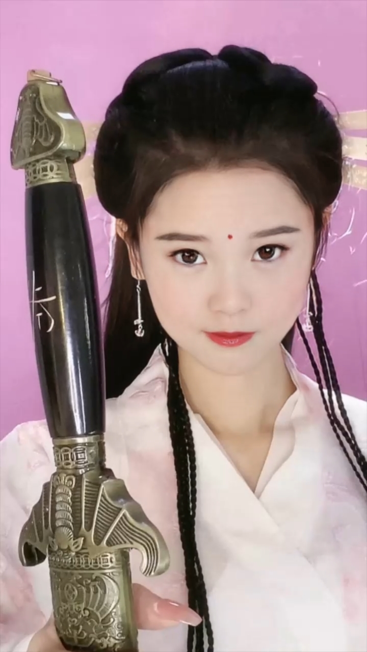 峨眉派周芷若峨眉派掌门人周芷若来了