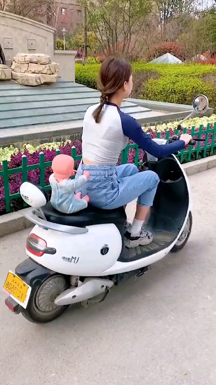 生活必备好物#骑电动车带着孩子很不方便,还好我有这个安全背带,骑 