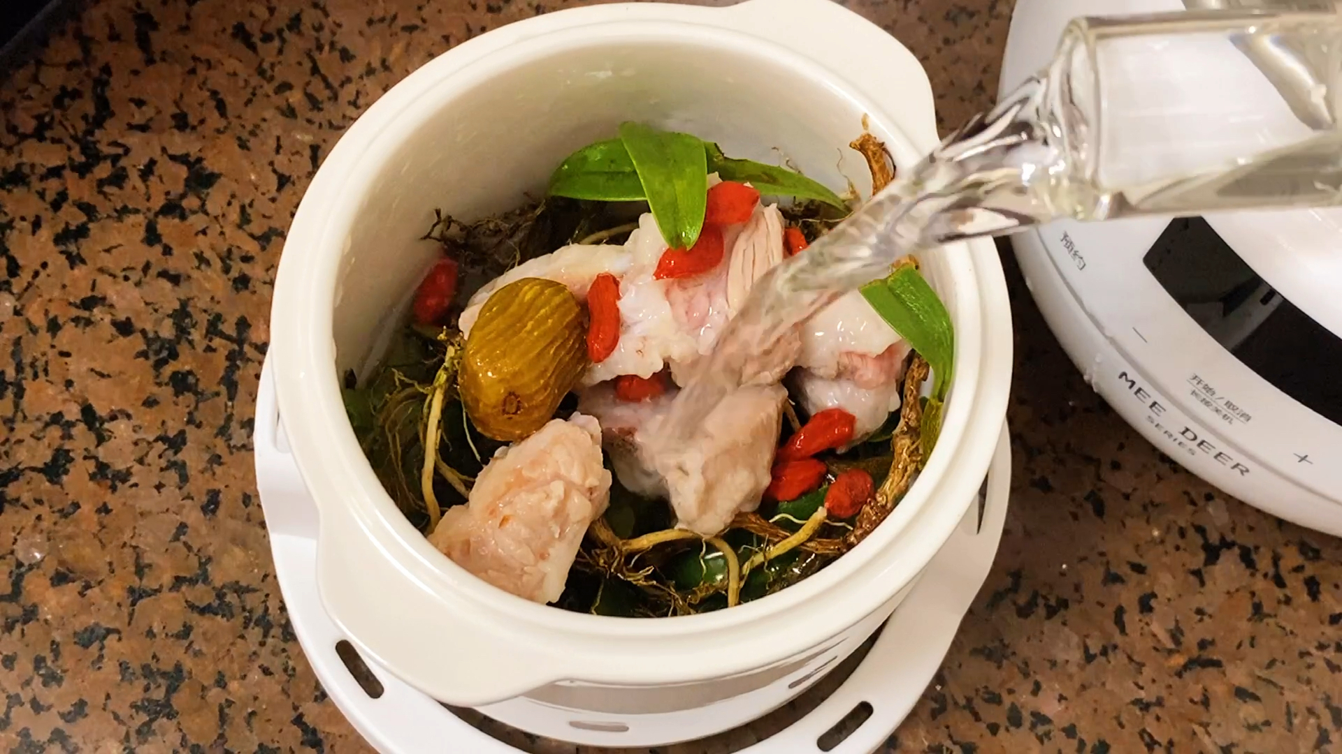 秋冬小孩咳嗽老不好可以试试石橄榄炖汤效果特别好