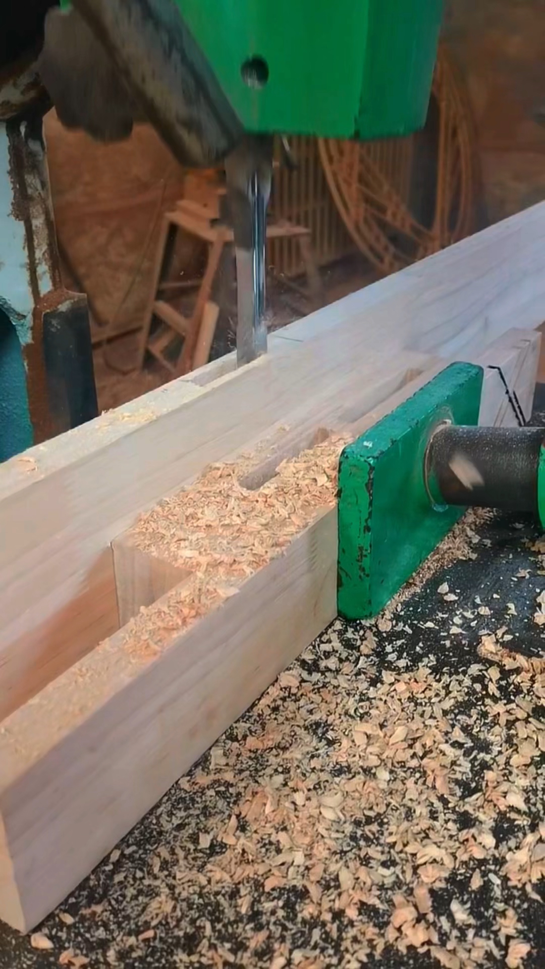 榫卯#传统榫卯结构开槽过程,现代机械制作,让榫卯结构更加严谨细致!